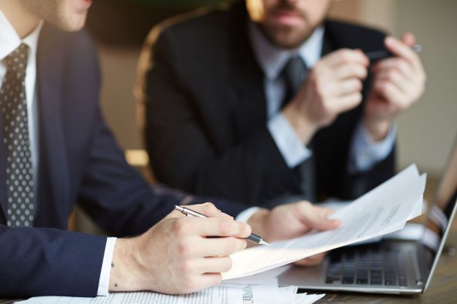 successful business partners discussing contract 62d71ebd